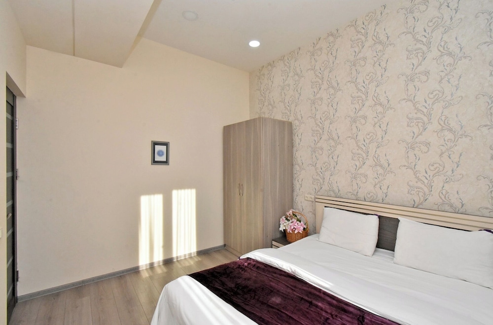2 bedroom apartment on Teryan street
