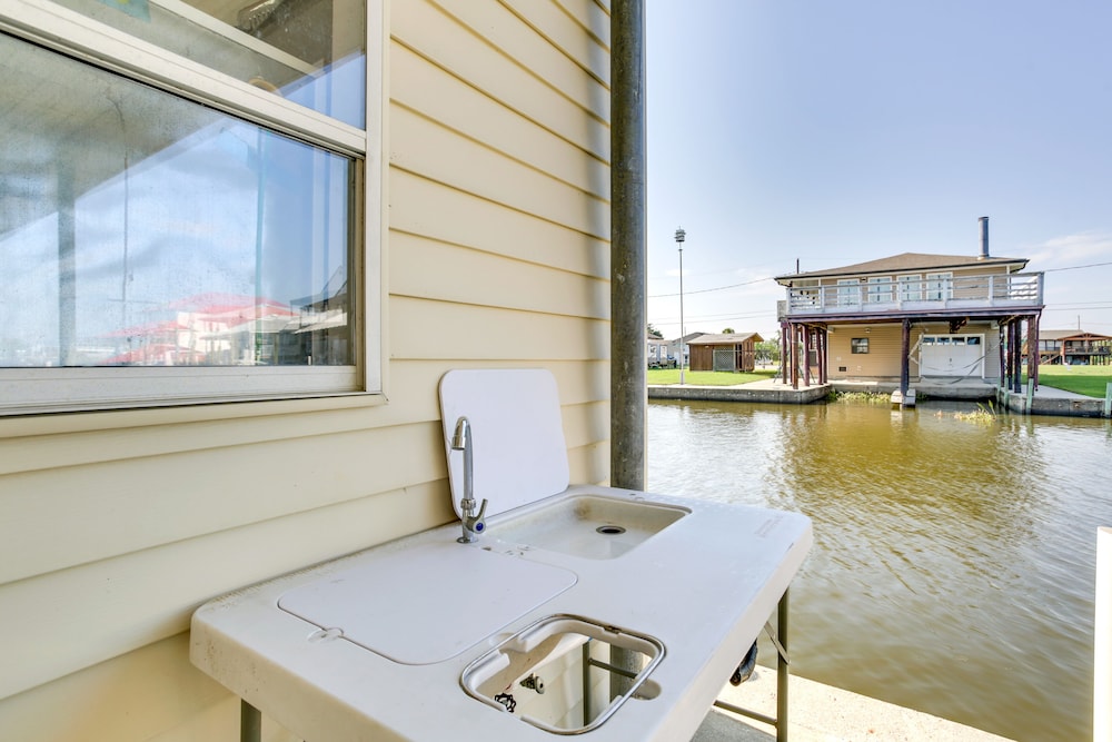 Bayou Bliss: Barataria Waterfront Getaway w/ Dock! view 2