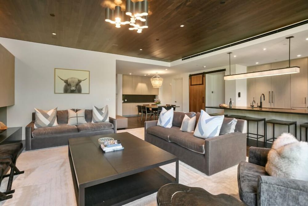 203 - Three Bedroom Deluxe One Empire Pass 3 Condo