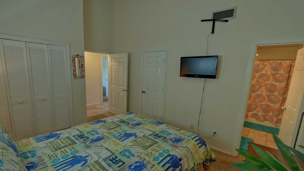 Morningbreeze 1302 2 Bedroom Condo by RedAwning view 4