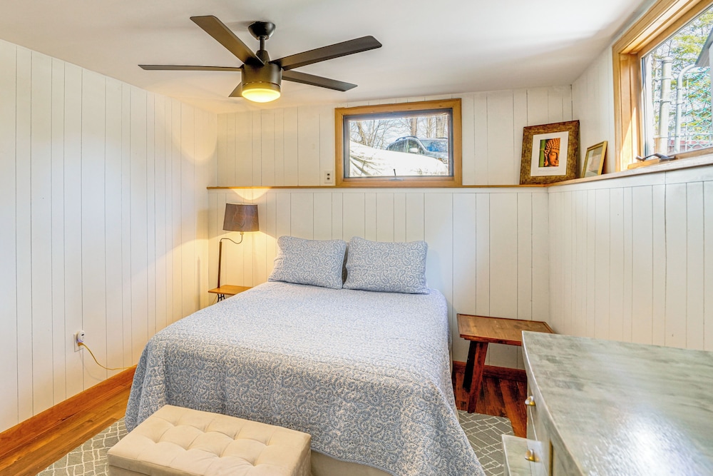 Watercrafts & Dock: Stunning Lakehouse in Becket!