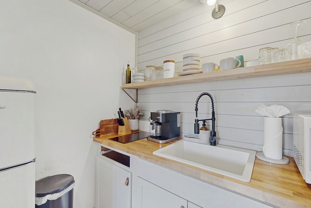 1BR Home w/ Outdoor Shower, Steps to Beach