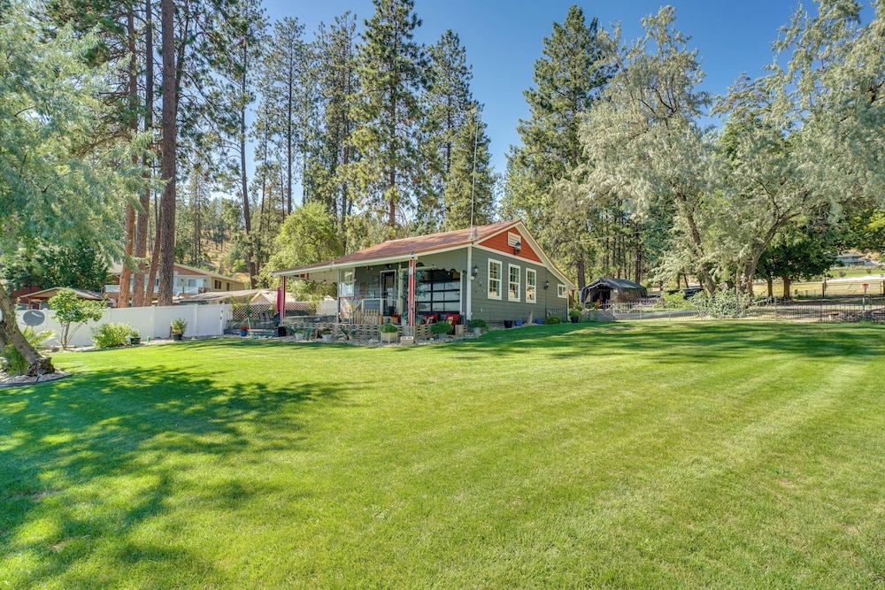 Waterfront Deck w/ Fire Pit: Lake Spokane Gem!