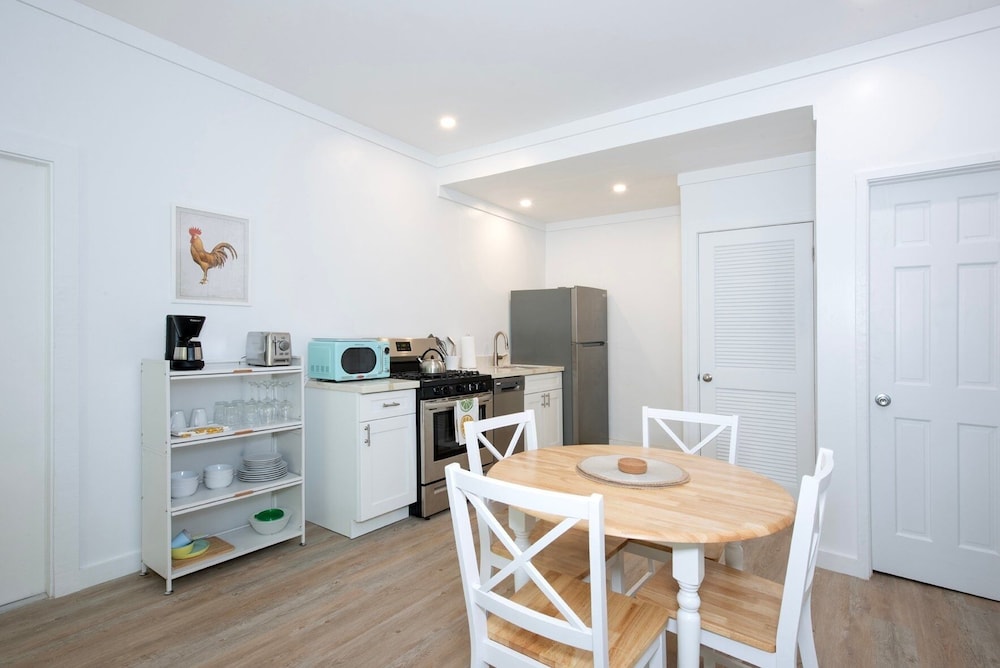 Laughing Bird Studio #7 - Brand New Stylish Apartment, Pool, Bea 1 Bedroom Condo, photo 39