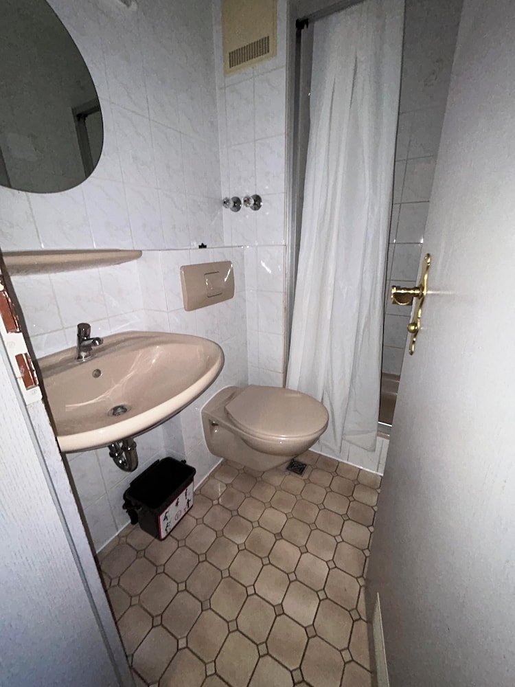 2-Rent Group Hostel Rooms AUB162