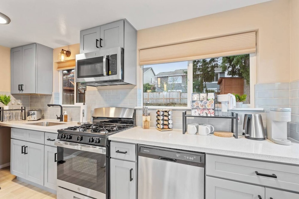 Lakeview Home in Renton, Walk to Beach, AC, Fenced