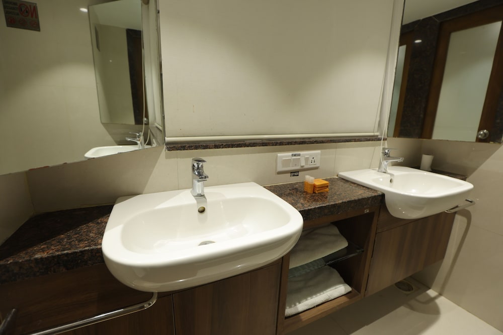 Hotel Shreeji Vatika-Airport Road