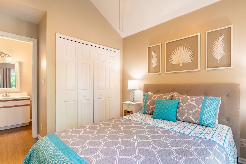 Parrot Perch by Avantstay Old Town Key West w Shared Pool Week Long Stays Only