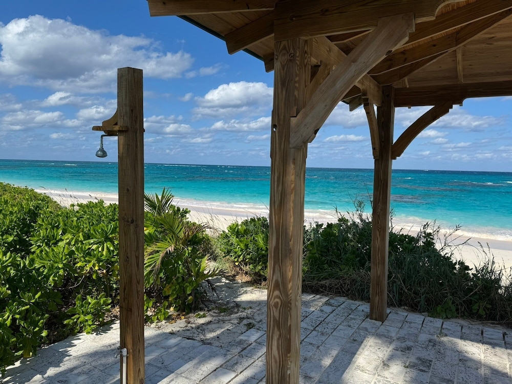 Cricket Beach House-luxurious Beachfront House 5 Bedroom Home