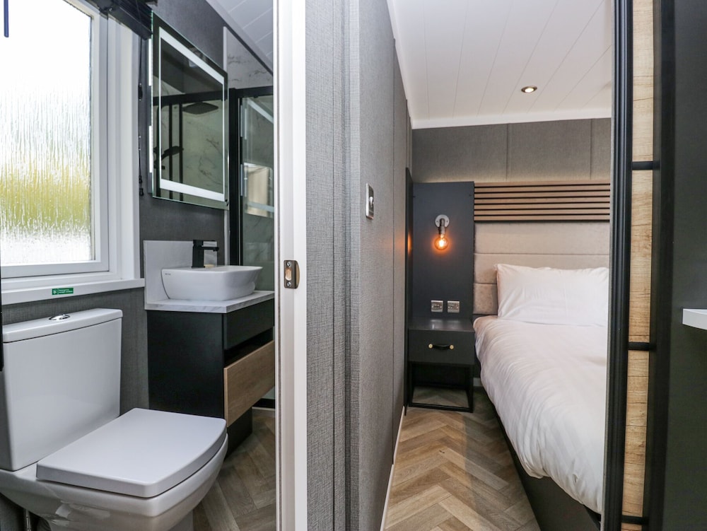 Woof Luxury Family Pod