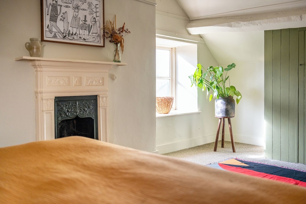 Stunning 8-Bedroom Home in Painswick