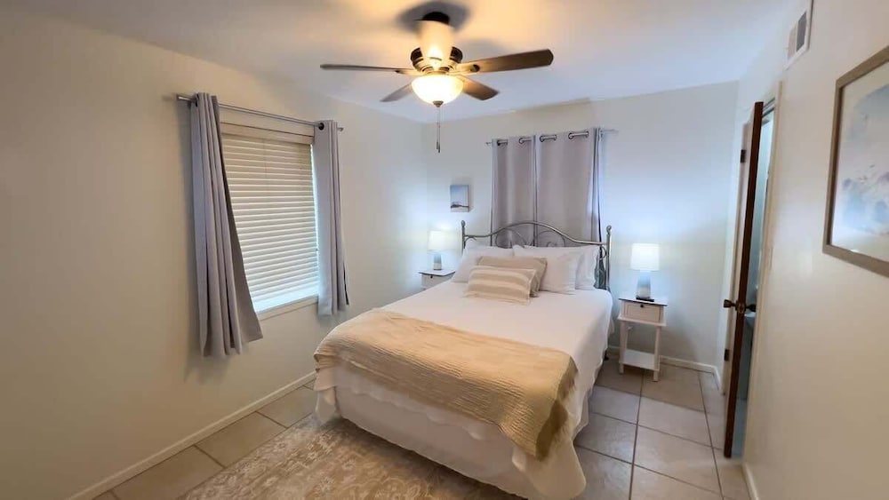 Fun Retro Island Vibe Sleeps 17 Beach 1 Block 4 Bedroom Home