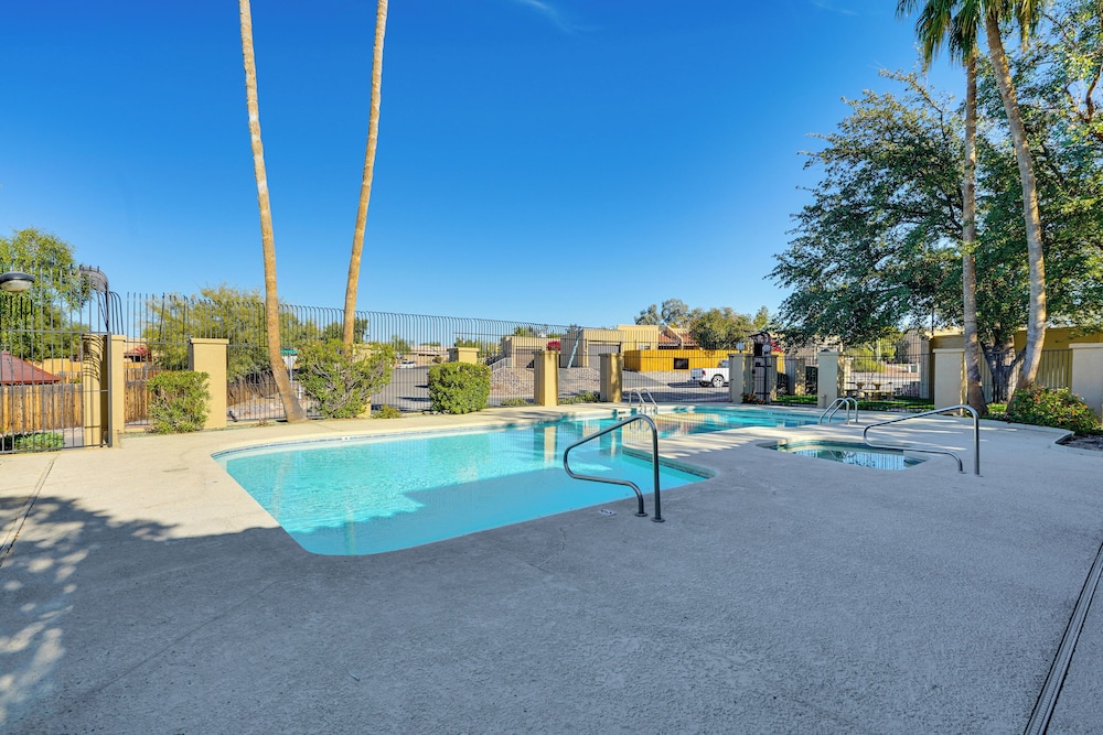 12 Mi to Dtwn Tucson: Tranquil Townhome w/ Office