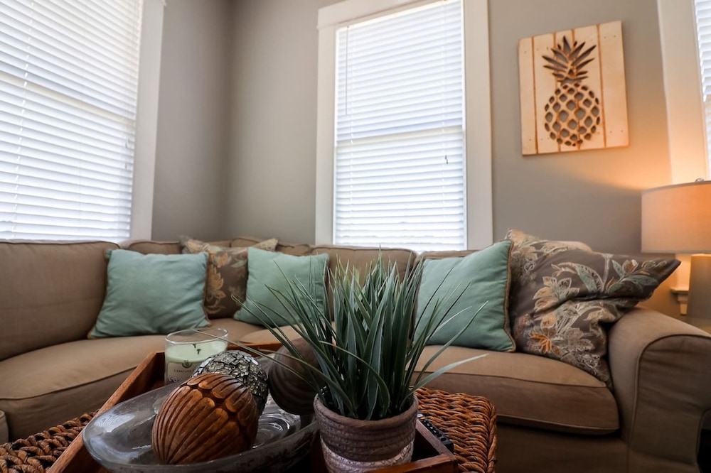 Vibrant Bungalow 2 Minutes to the Beach