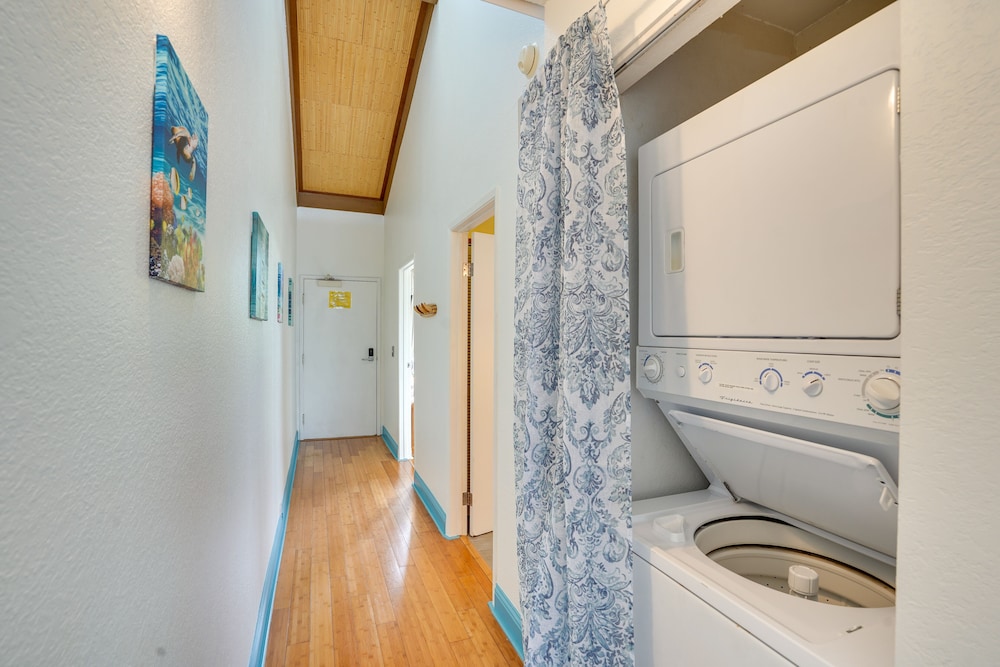 Downtown Kailua-kona Condo w/ Pool & Views