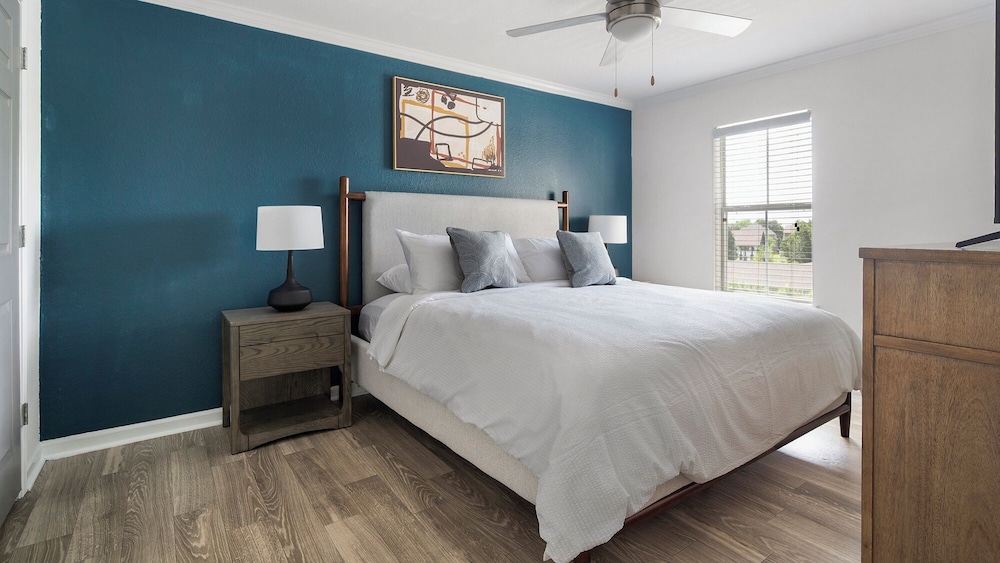 Landing Beautiful 1bd, Courtyard, Clubhouse
