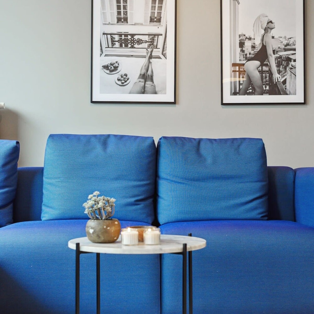 Centrally Located 2 Bedroom Apartment With Parking
