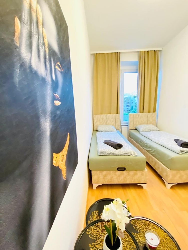 Rooms in Cozy 4BR Shared Apt Central