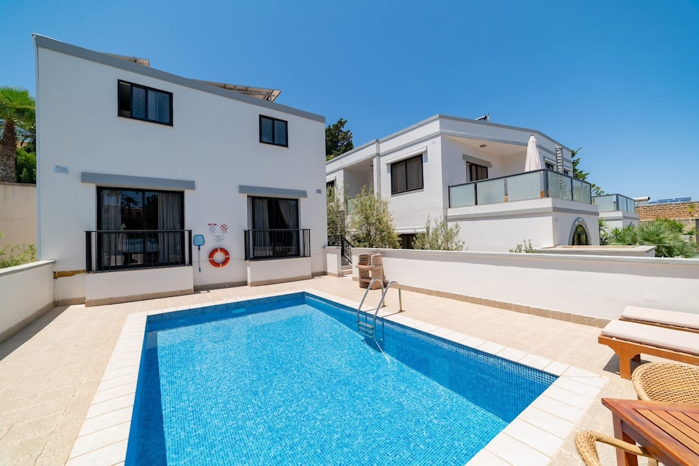 Villa Narcis - 2 Bedroom Villa With Private Pool