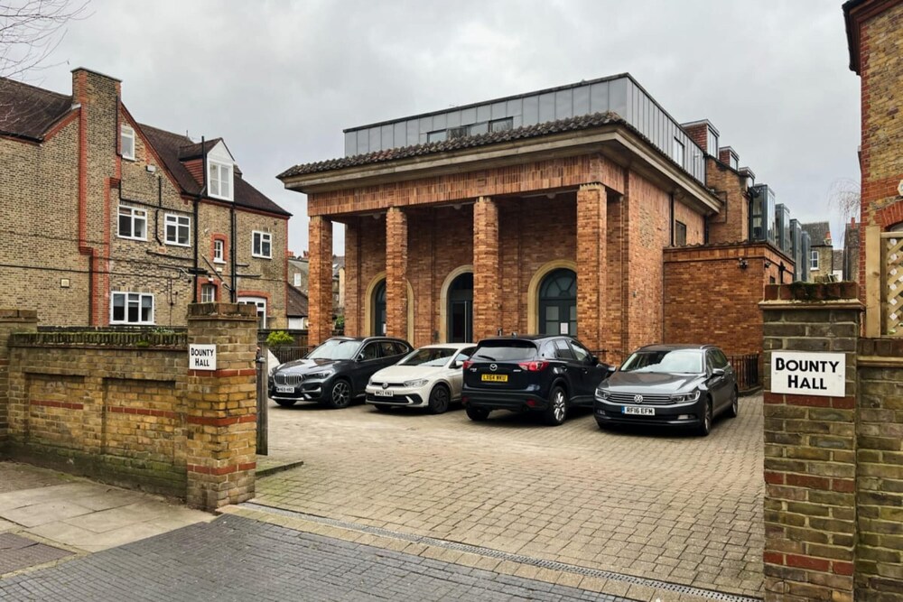 The Putney Escape - Trendy 2bdr Flat With Terrace Parking