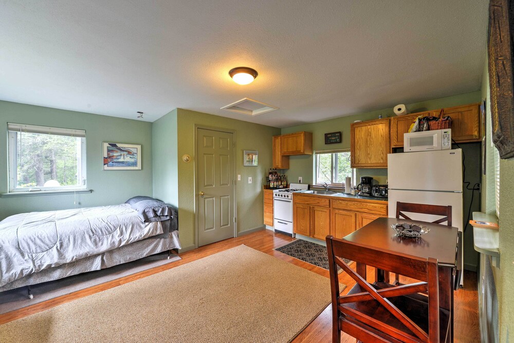 Seward Studio w/ Deck, Outdoor Dining & Mtn Views! view 5