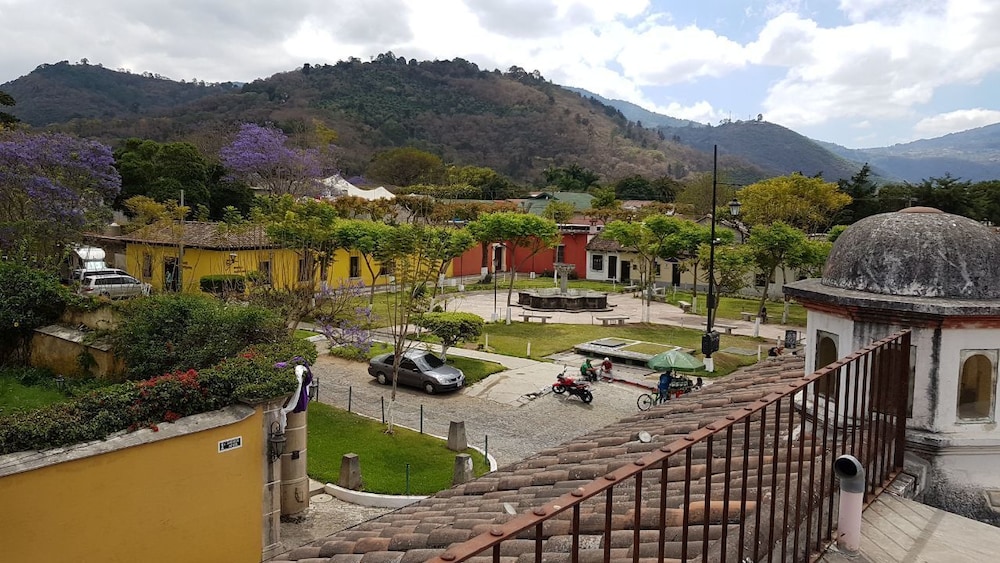 La Casa De La Alameda