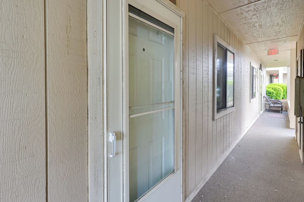 5 Mi to Cherry Grove Beach: Dog-friendly Condo!