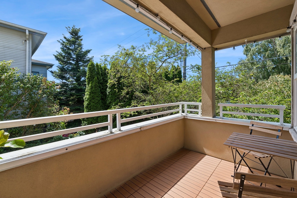 Walkable Seattle Gem Close To Everything 2 Bedroom Condo