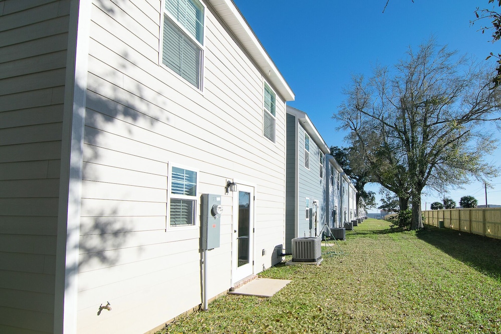 Stylish, Brand NEW 3 Bed Cottage, Beach Front, DOG Friendly!