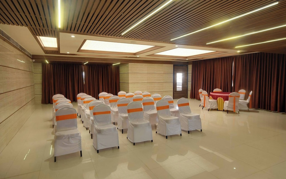 Hotel Shreeji Vatika-Airport Road