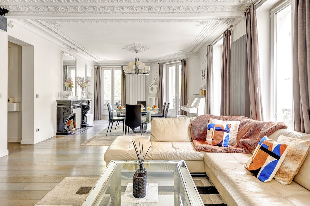 Elegant 3BR Arc de Triomphe