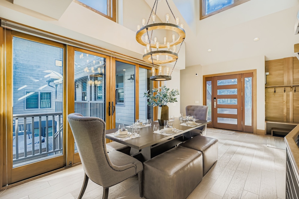 King Road Luxury Lodge, Private Hottub, Game Room, Media Room 45 4 Bedroom Home