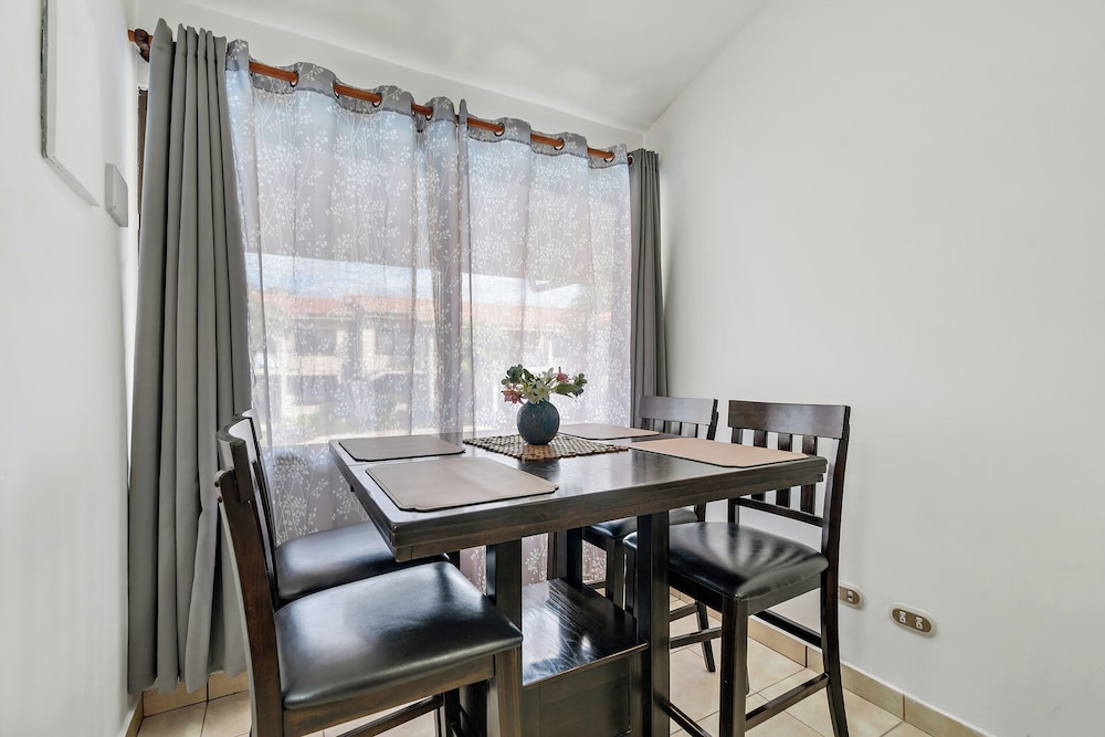 2-BD Condo with Pool, Walk to Beach