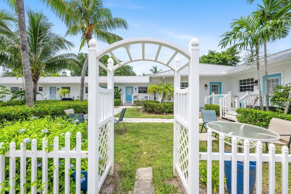 13 Queen Size Bedroom Near the Beach Pet Friendly