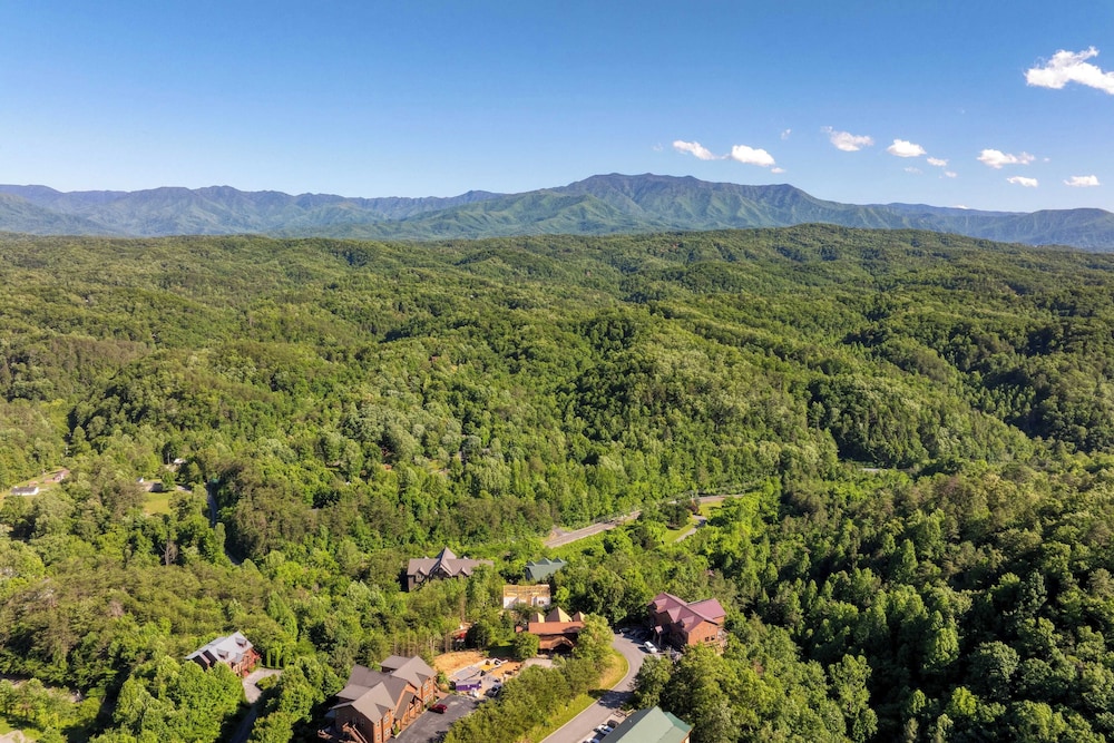 Luxury Cabin w/ Elevator, Theater & Hot Tub Near Dollywood Smoky Vista Lodge
