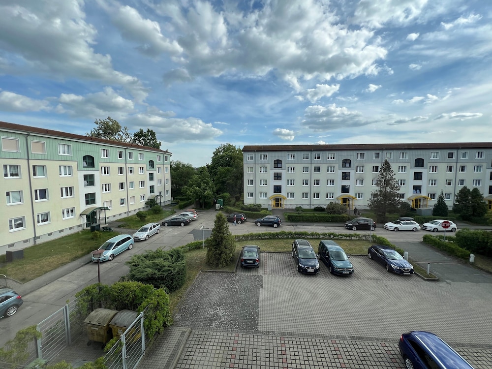 Charming 4-person Apartment in Hoyerswerda City Center