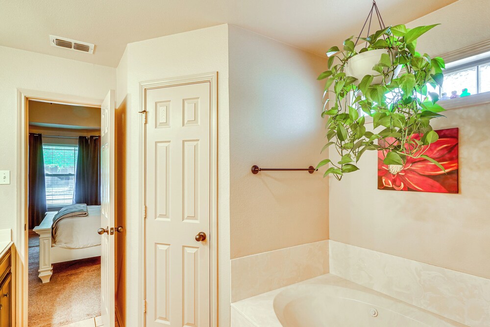 7 Mi to Dtwn: Family Home w/ Patio in Lubbock