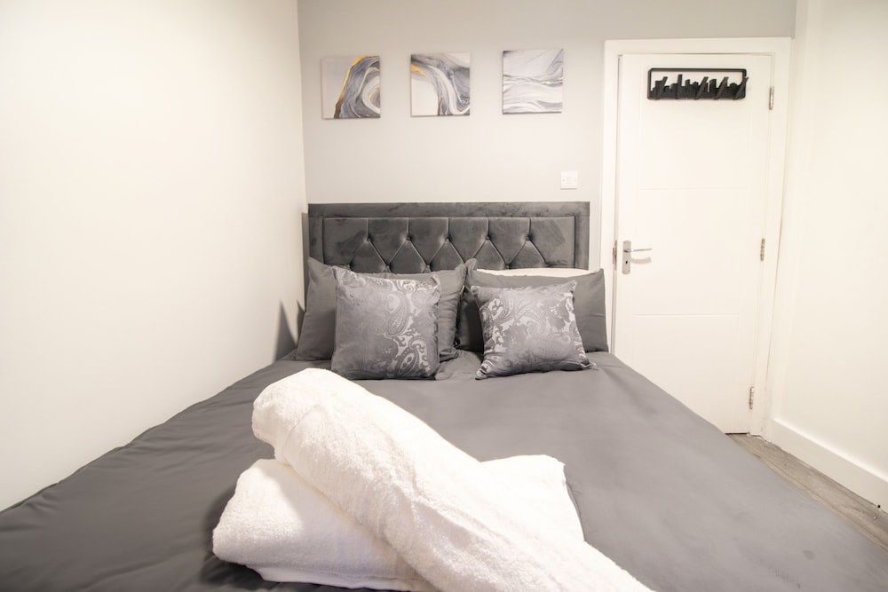 London Apt - Sleeps 4 - Parking - Wifi