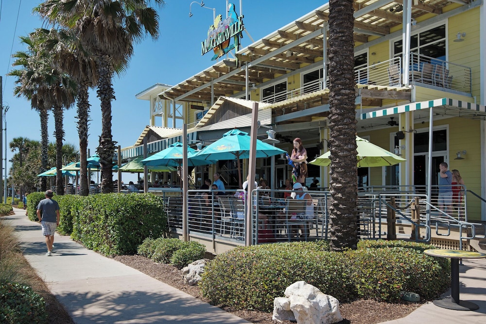 Tidewater Escape: 1br/2ba Beachfront Condo, Sleeps 6, Gulf Views & Comfort!