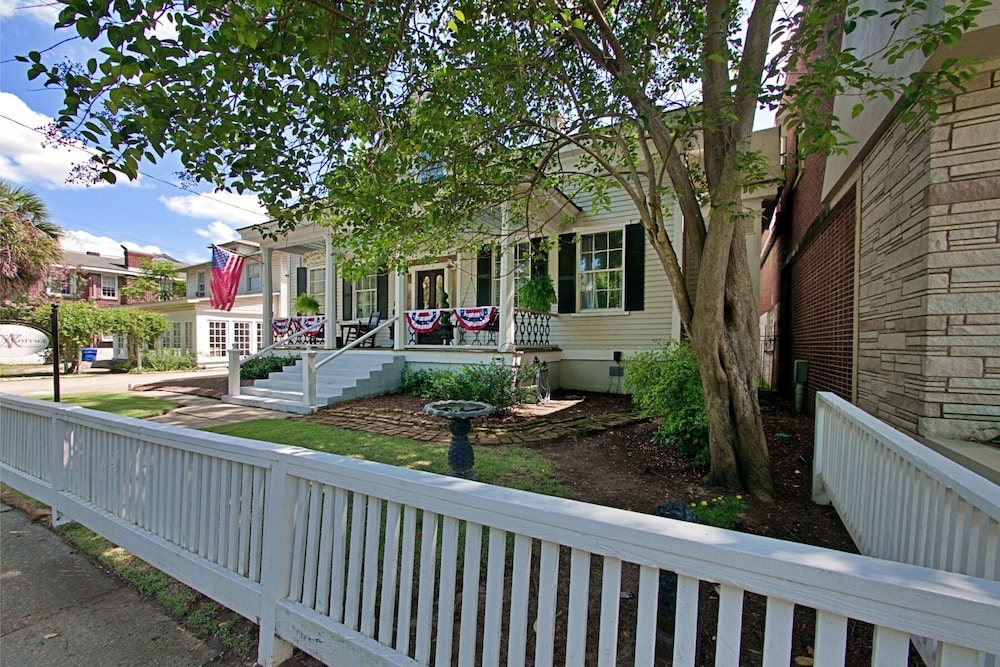 Chesnut Cottage Inn