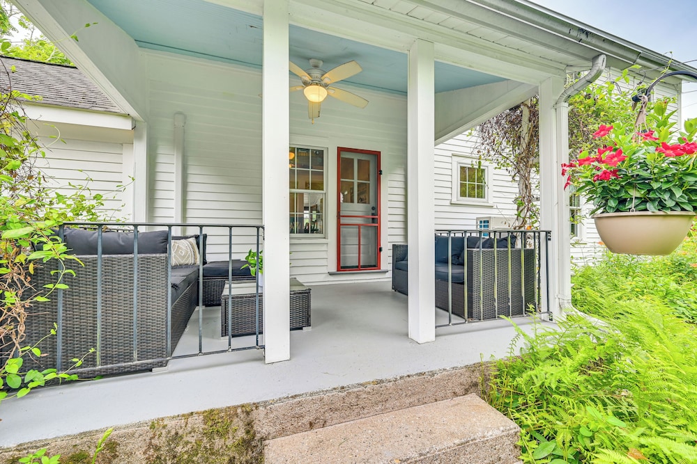 Historic Farmhouse Near Mountains & Colleges!