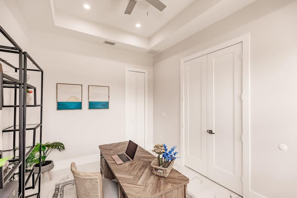 Luxurious Naples 4BR w Pool by Vanderbilt Beach