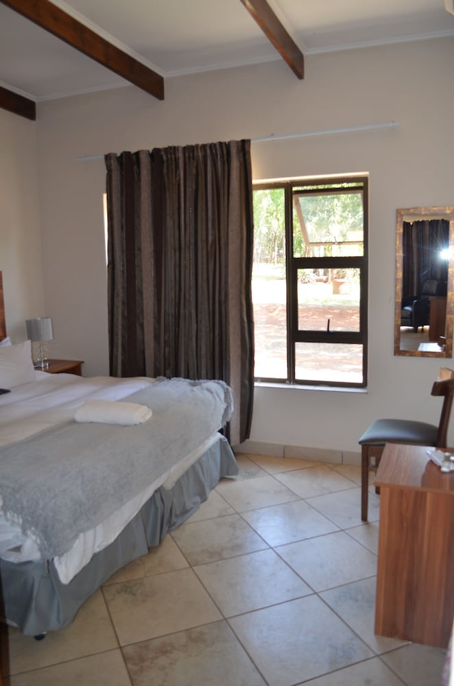 Manor Hills Guest Lodge
