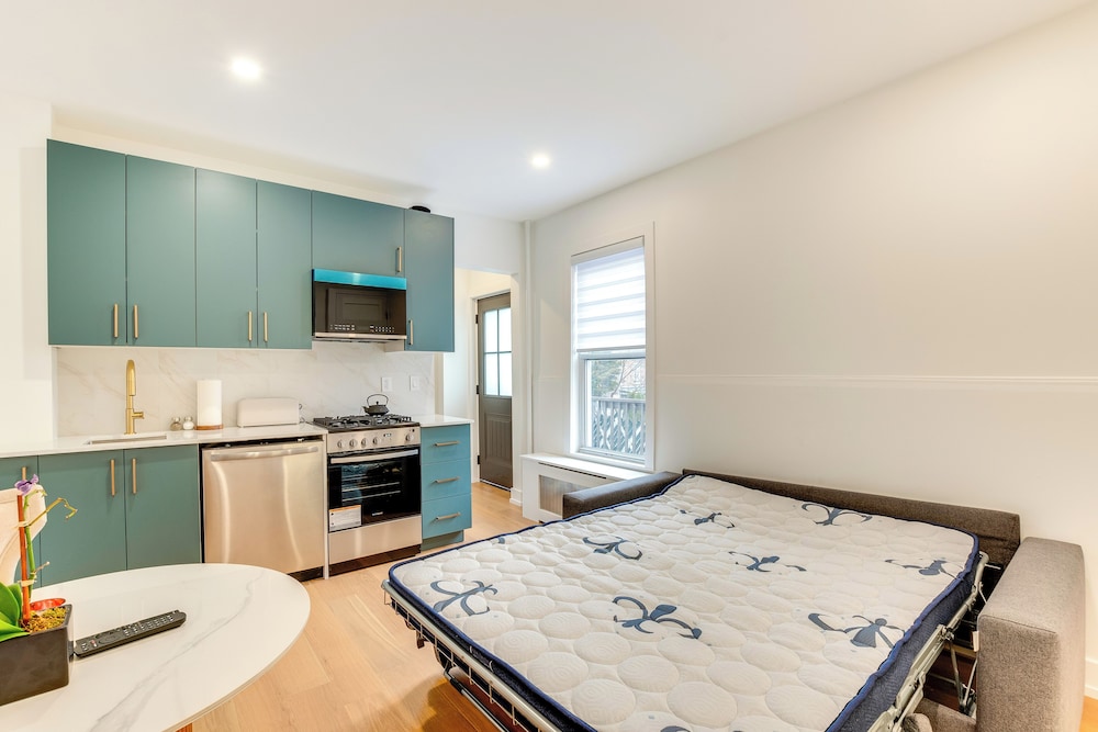 Centrally Located & Pet Friendly: Yonkers Studio!