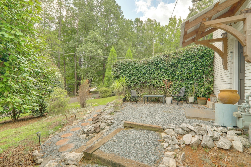 4 Mi to Uga: Bright & Airy Athens Apartment!