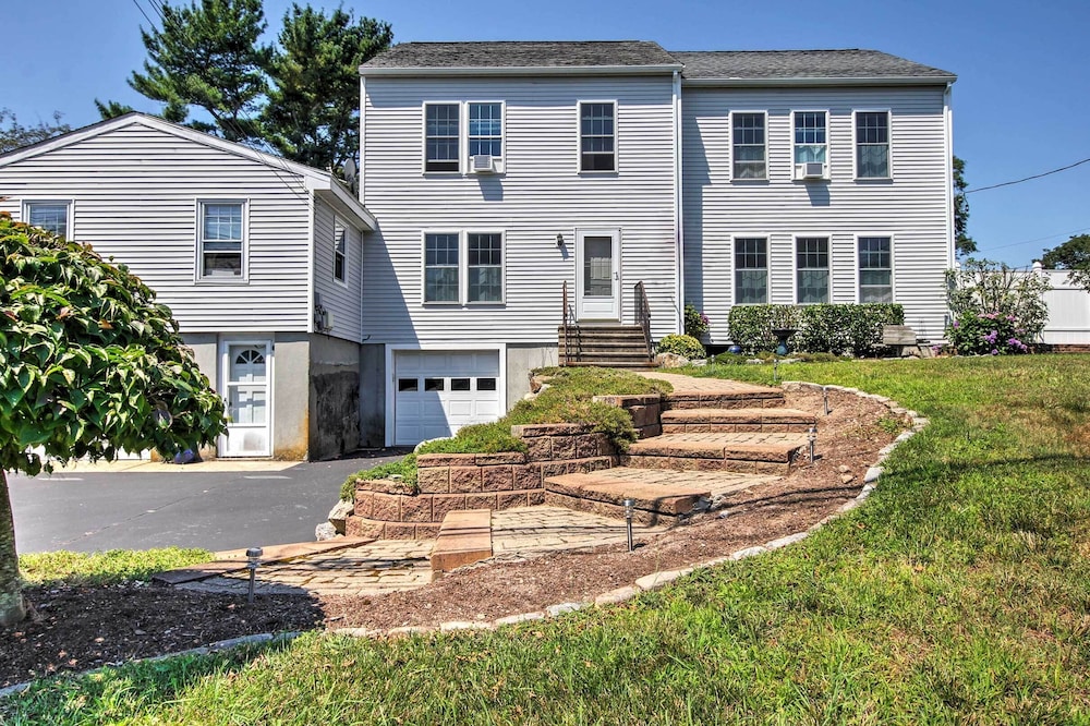South Kingstown Vacation Rental: 2 Mi to Beach!