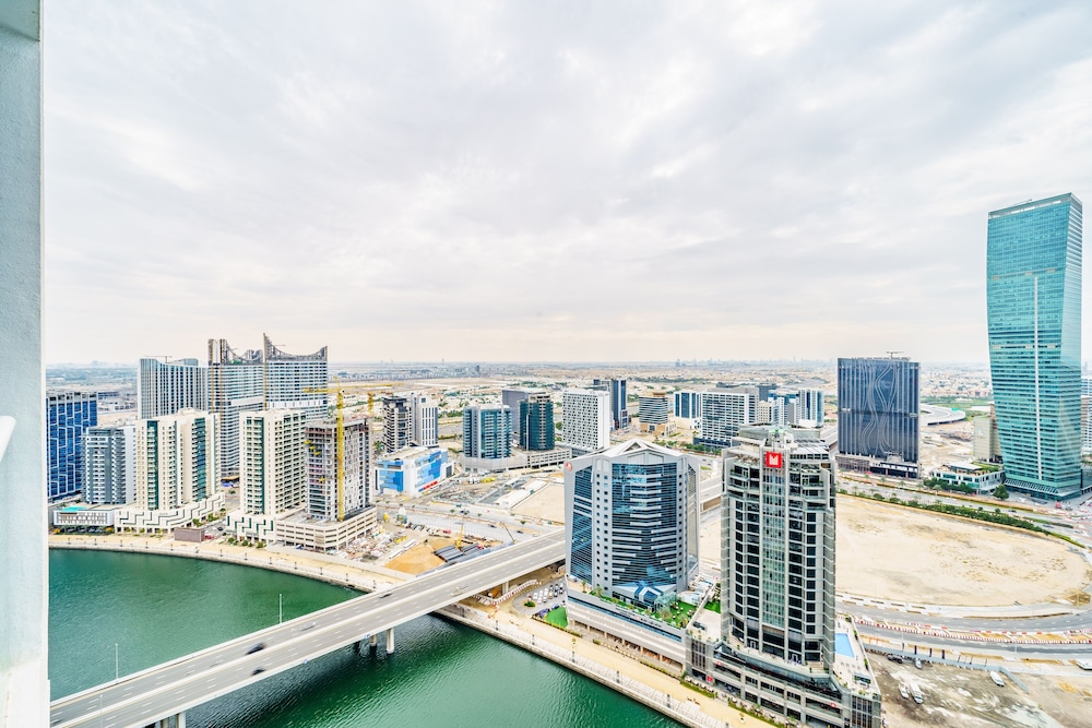 Stunning 2BR with Balcony-Canal View