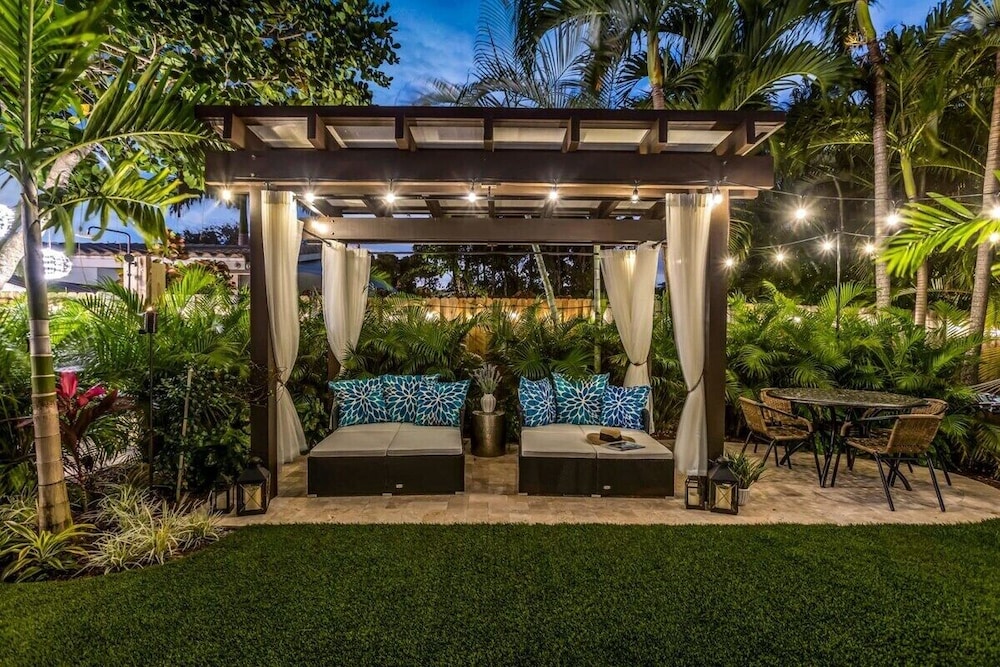 New Waterfront Oasis, Minutes to Beach, Eats, Shops