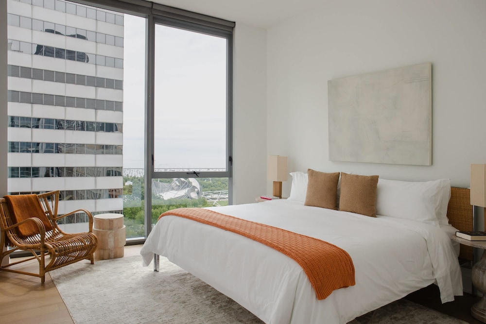 Luxury Downtown PH Bean Lake Views