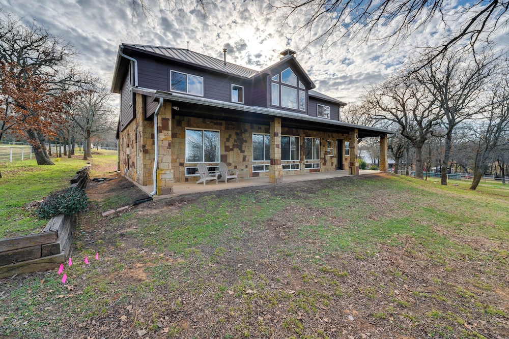 6 Mi to Lewisville Lake: Spacious Ranch Home